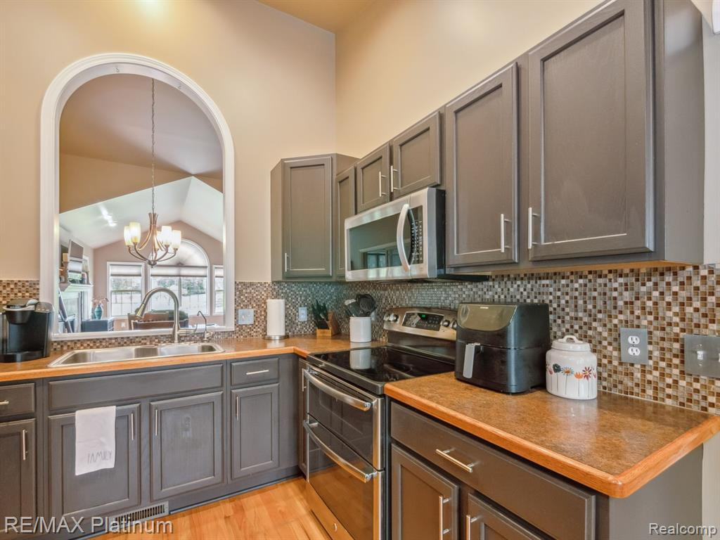 10142 Greenview Court, Goodrich Vlg, MI — Photo 10