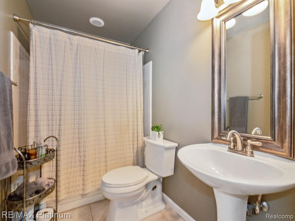 10142 Greenview Court, Goodrich Vlg, MI — Photo 22