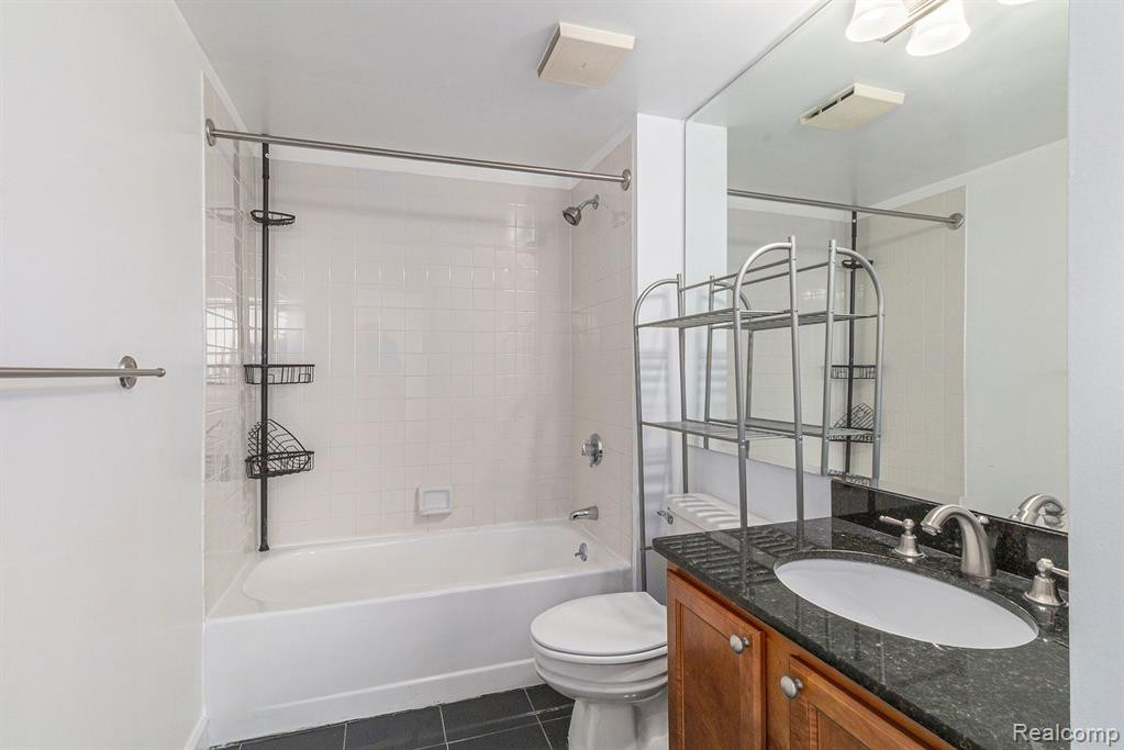 3320 Spinnaker Lane, 17D, Detroit, MI 48207 — Photo 33