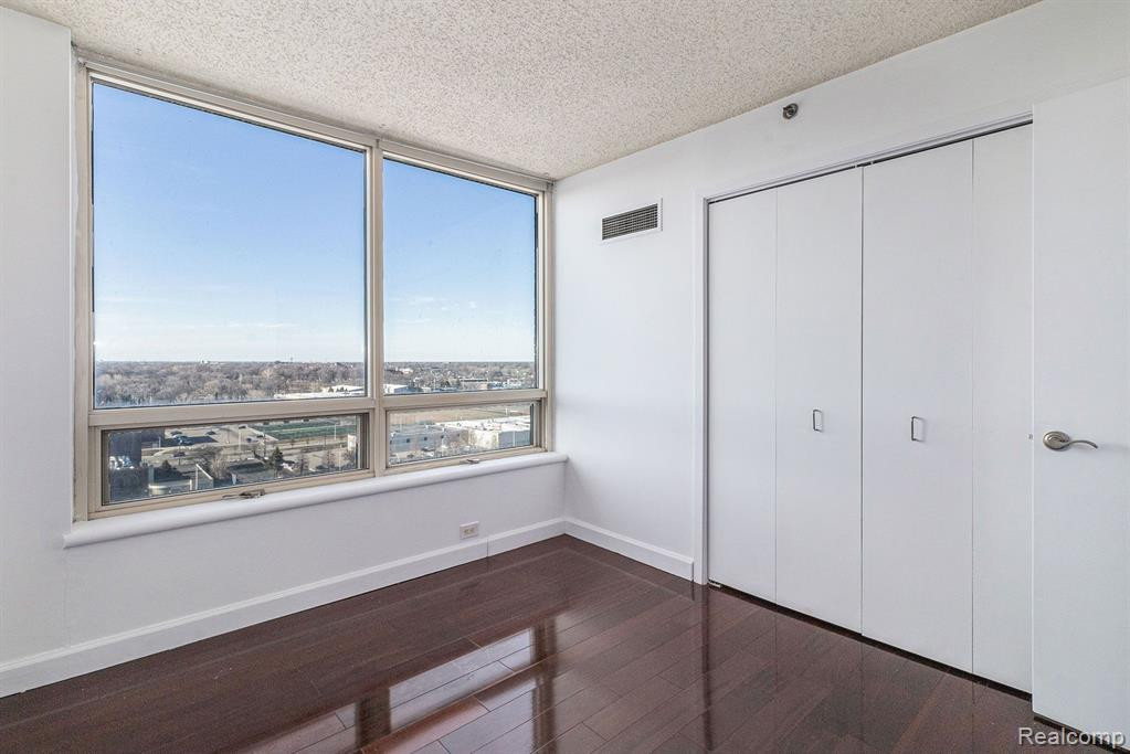 3320 Spinnaker Lane, 17D, Detroit, MI 48207 — Photo 37