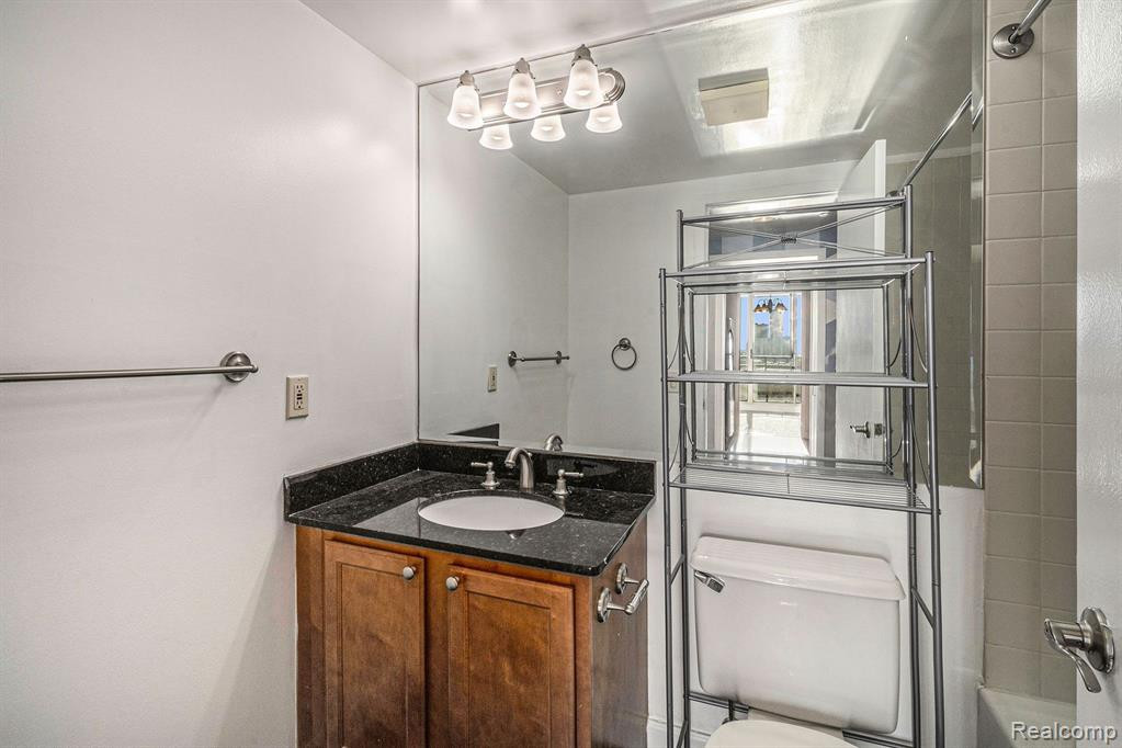 3320 Spinnaker Lane, 17D, Detroit, MI 48207 — Photo 39