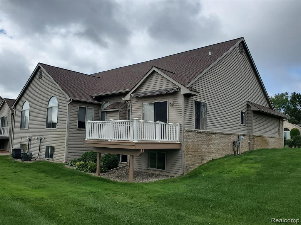 7214 HAWTHORNE Circle, Goodrich Vlg, MI — Photo 2