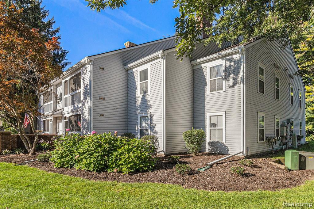 605 CURZON Court, 14, Howell, MI 48843 — Photo 2