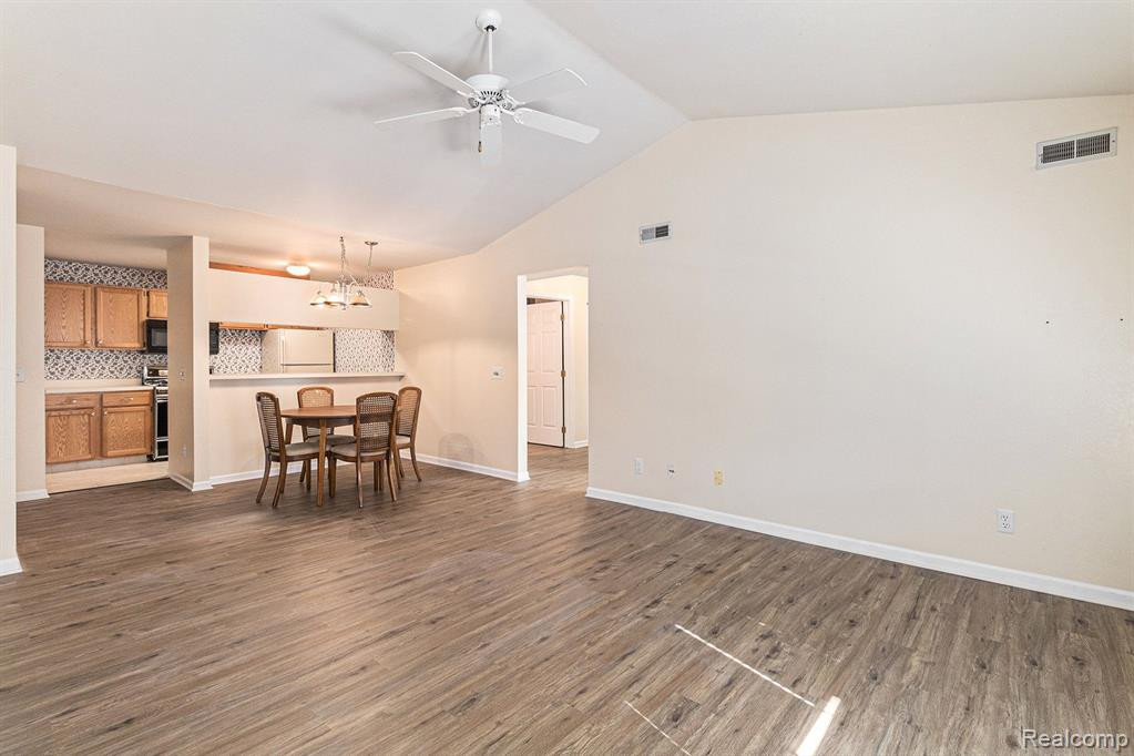 605 CURZON Court, 14, Howell, MI 48843 — Photo 3