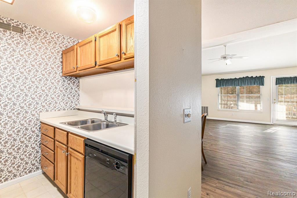605 CURZON Court, 14, Howell, MI 48843 — Photo 5