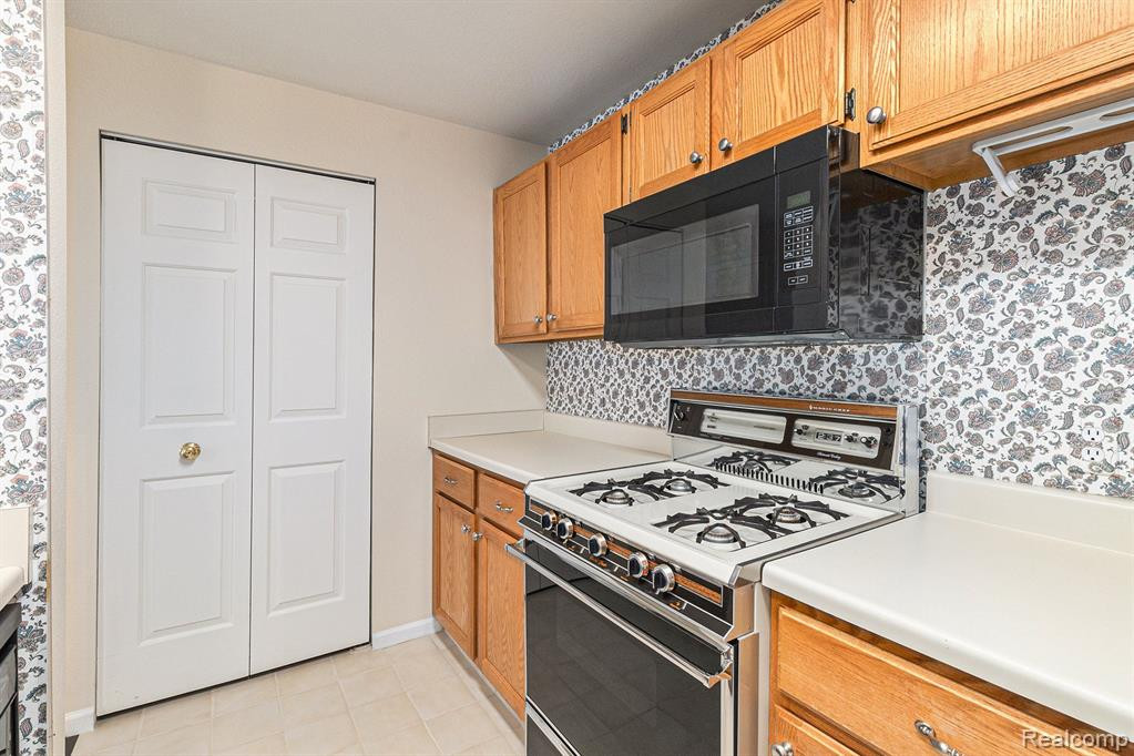 605 CURZON Court, 14, Howell, MI 48843 — Photo 6