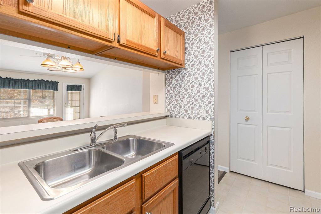 605 CURZON Court, 14, Howell, MI 48843 — Photo 7