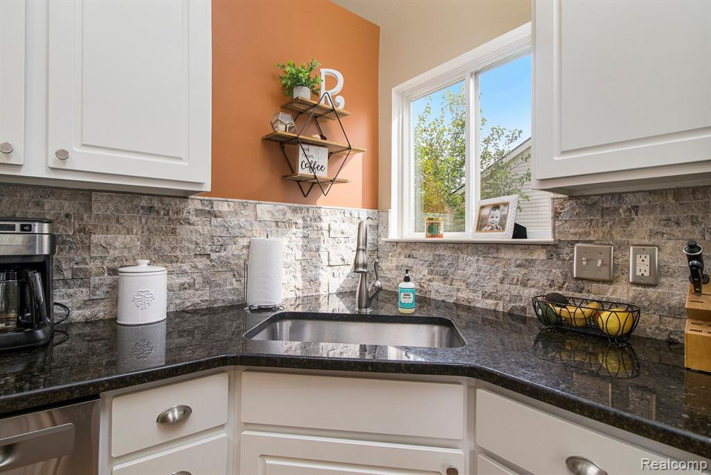 8598 BARRINGTON Drive, Ypsilanti, MI 48198 — Photo 11