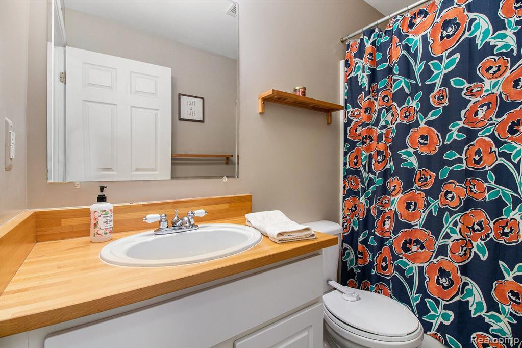 8598 BARRINGTON Drive, Ypsilanti, MI 48198 — Photo 16