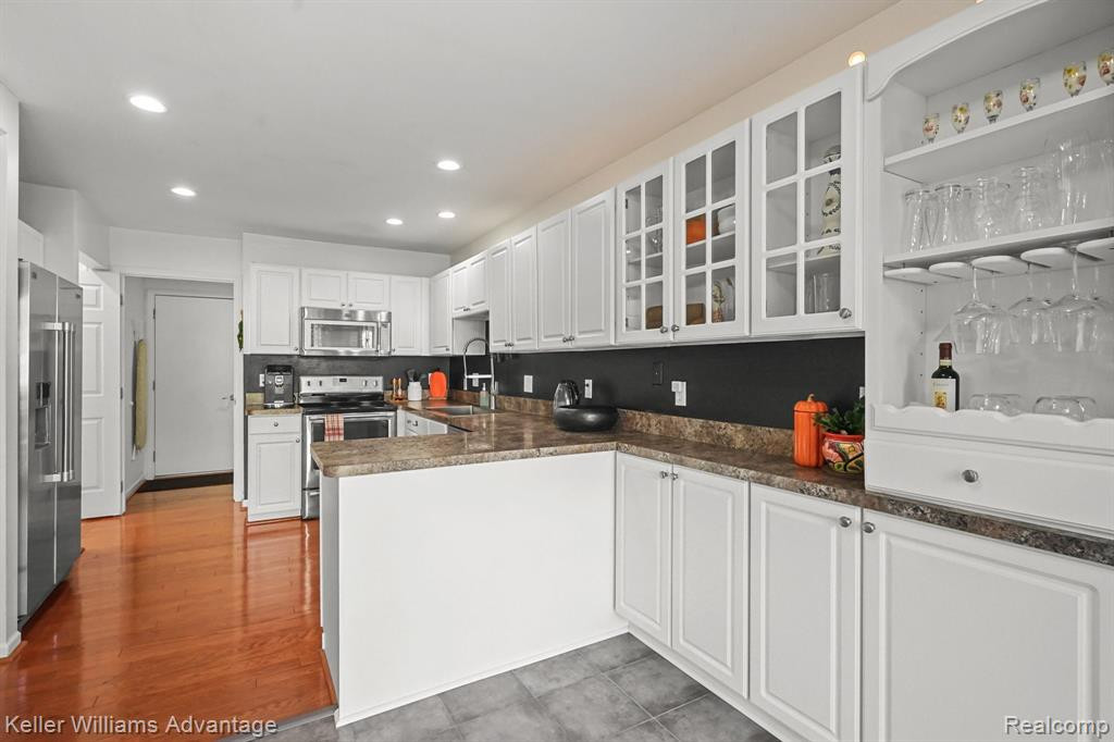 2543 PINE Drive, Wixom, MI 48393 — Photo 12