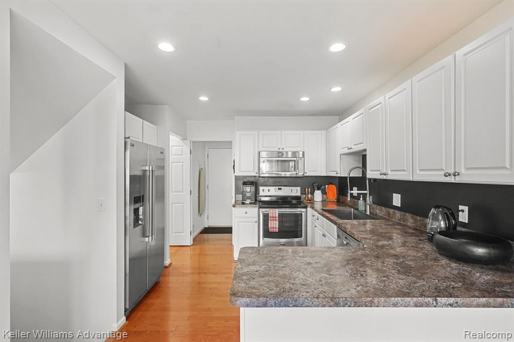 2543 PINE Drive, Wixom, MI 48393 — Photo 13