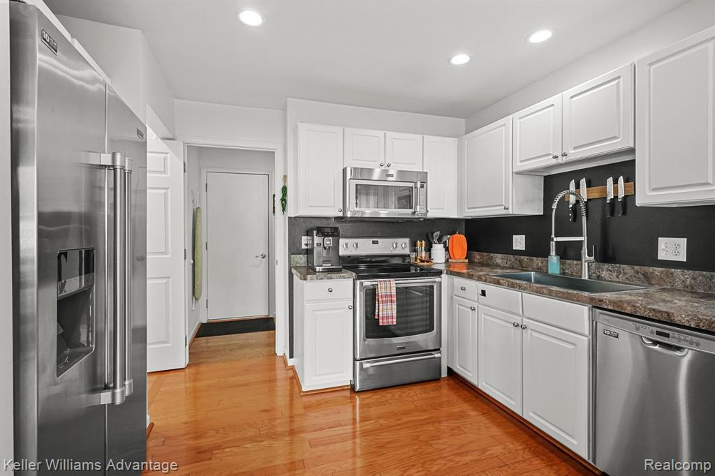 2543 PINE Drive, Wixom, MI 48393 — Photo 14
