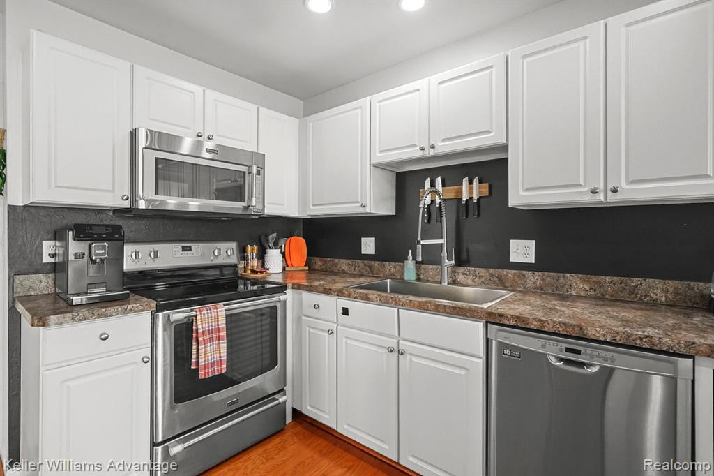 2543 PINE Drive, Wixom, MI 48393 — Photo 15