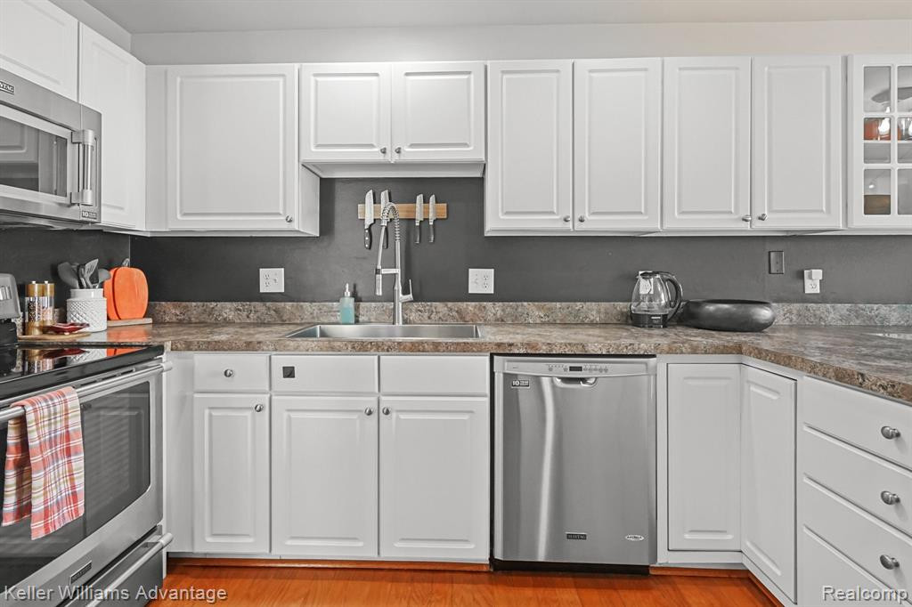 2543 PINE Drive, Wixom, MI 48393 — Photo 16