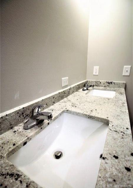 46686 EMERALD CREEK Drive, Shelby Twp, MI 48315 — Photo 12