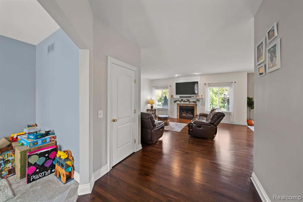 1006 HUNTSVILLE Drive, Canton, MI 48187 — Photo 8