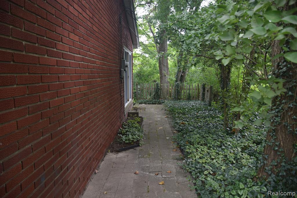 2427 BUCKINGHAM Road, Ann Arbor, MI 48104 — Photo 11
