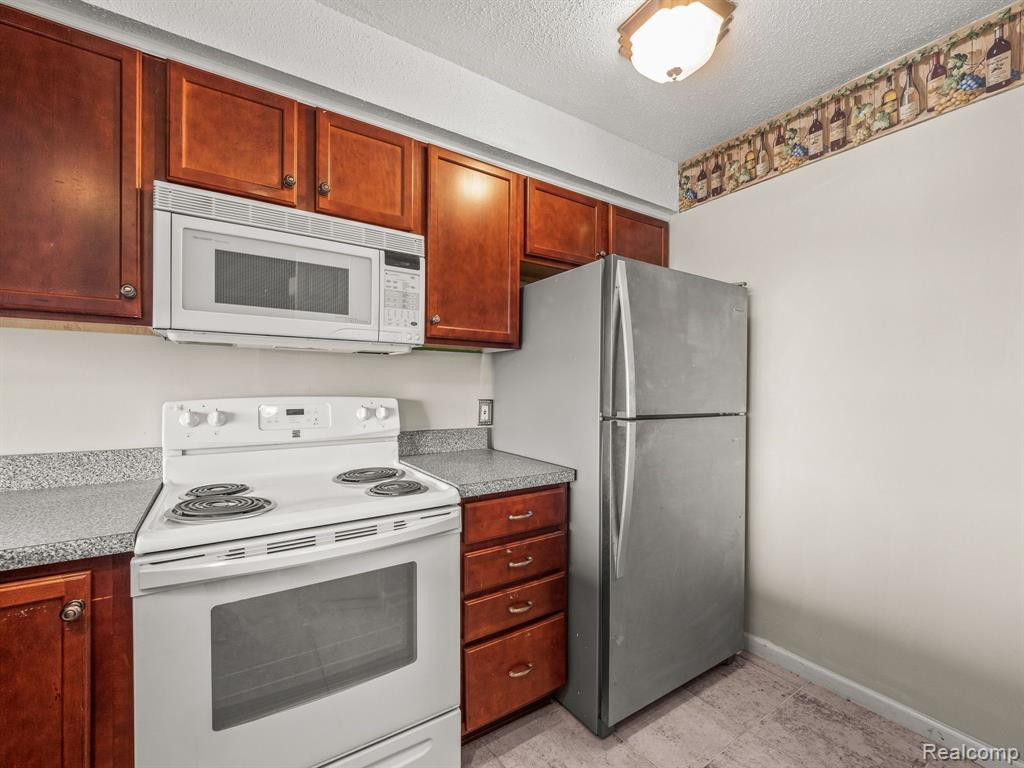 881 Cliffs Drive, Ypsilanti, MI 48198 — Photo 7