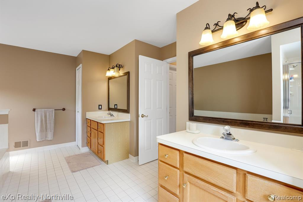 7280 Lyndhurst Drive, Canton, MI 48187 — Photo 32