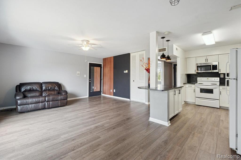 1834 COLONIAL VILLAGE Way, 3, Waterford, MI 48328 — Photo 10