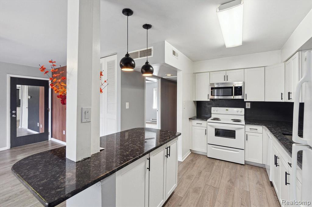 1834 COLONIAL VILLAGE Way, 3, Waterford, MI 48328 — Photo 11