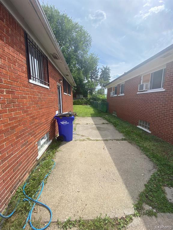 8158 ALMONT Street, Detroit, MI 48234 — Photo 2