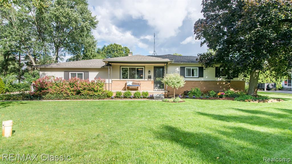 2552 WOODLAWN Street, Wolverine Lake, MI 48390 — front exterior