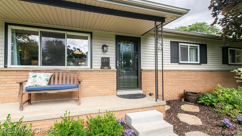 2552 WOODLAWN Street, Wolverine Lake, MI 48390 — Photo 2