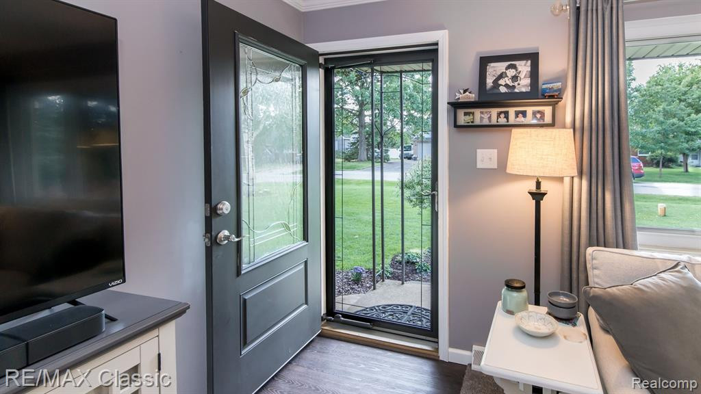 2552 WOODLAWN Street, Wolverine Lake, MI 48390 — Photo 4