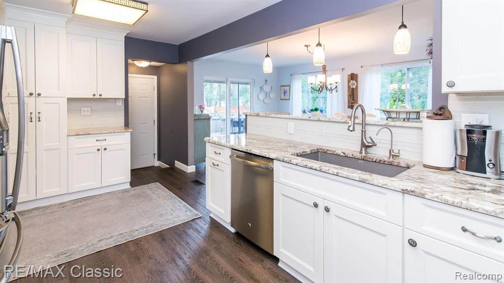 2552 WOODLAWN Street, Wolverine Lake, MI 48390 — Photo 11