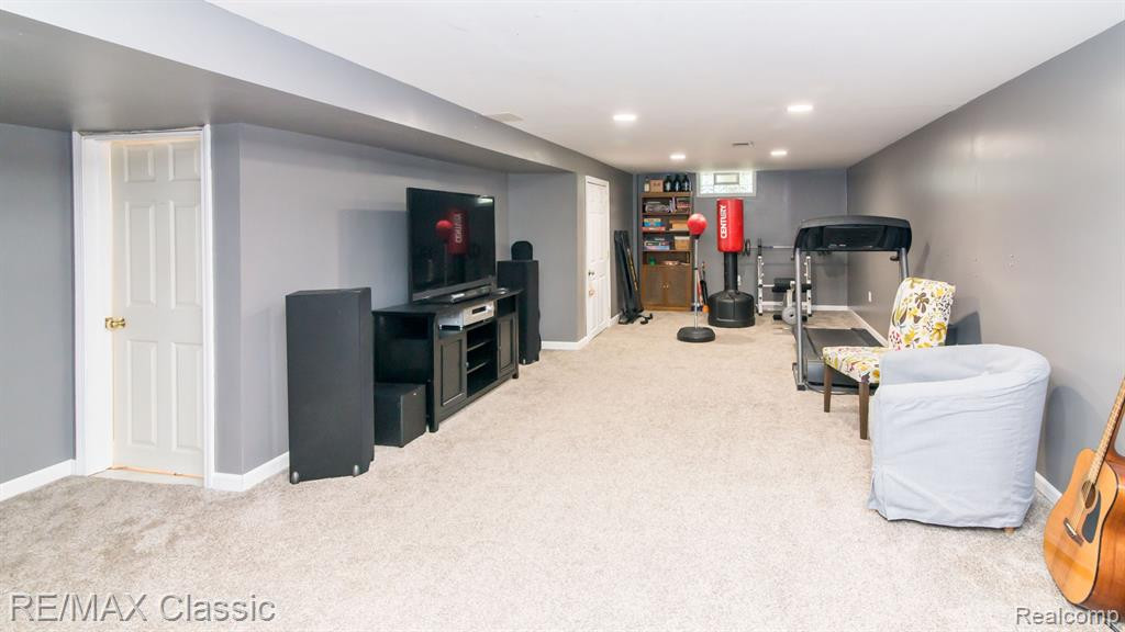 2552 WOODLAWN Street, Wolverine Lake, MI 48390 — Photo 24