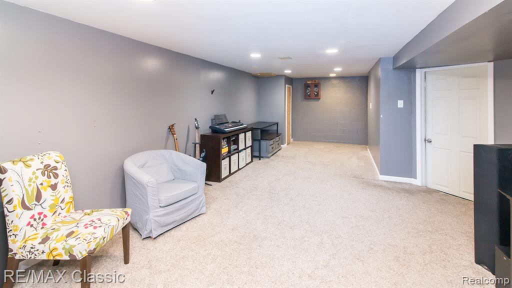 2552 WOODLAWN Street, Wolverine Lake, MI 48390 — Photo 25
