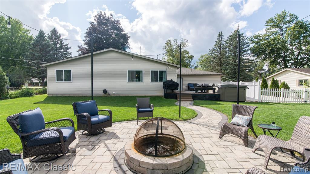 2552 WOODLAWN Street, Wolverine Lake, MI 48390 — Photo 30