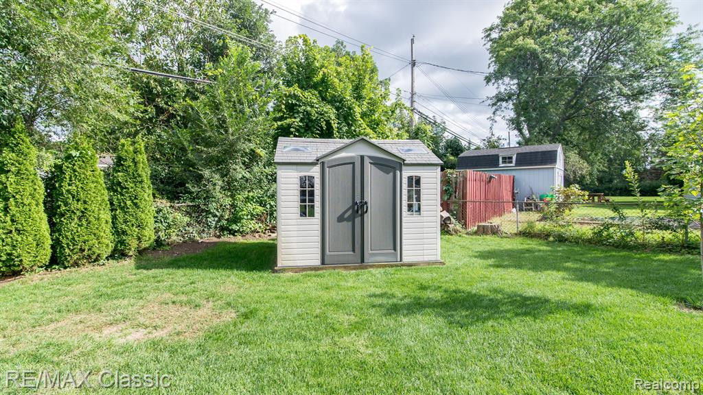 2552 WOODLAWN Street, Wolverine Lake, MI 48390 — Photo 32