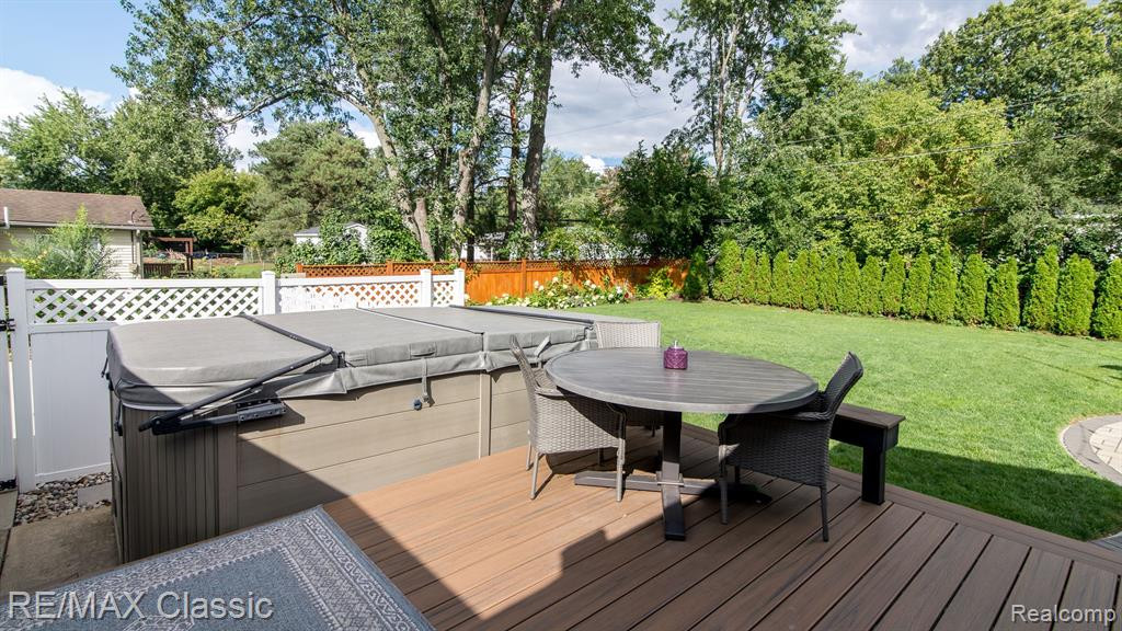 2552 WOODLAWN Street, Wolverine Lake, MI 48390 — Photo 33
