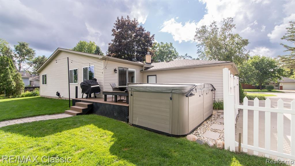2552 WOODLAWN Street, Wolverine Lake, MI 48390 — Photo 34