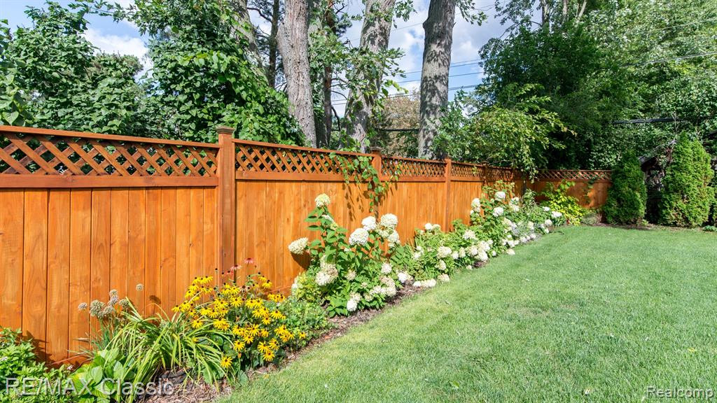 2552 WOODLAWN Street, Wolverine Lake, MI 48390 — Photo 36