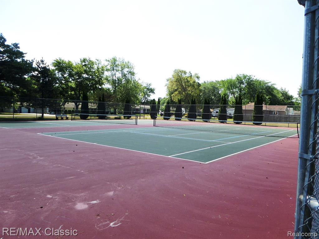 2552 WOODLAWN Street, Wolverine Lake, MI 48390 — Photo 38