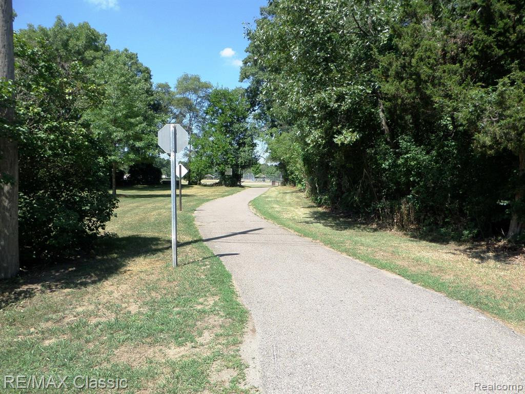 2552 WOODLAWN Street, Wolverine Lake, MI 48390 — Photo 42