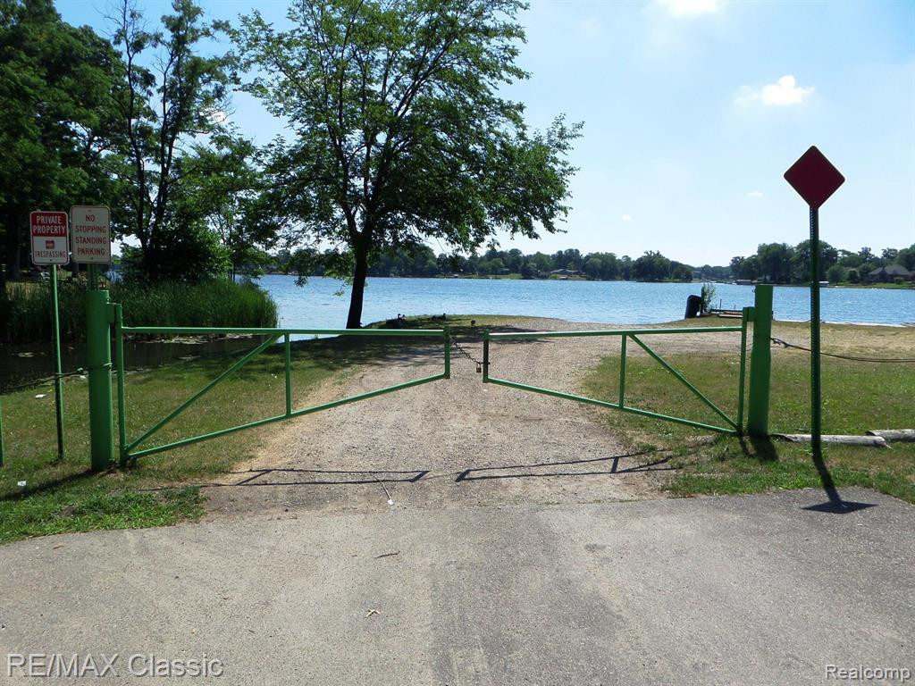 2552 WOODLAWN Street, Wolverine Lake, MI 48390 — Photo 43