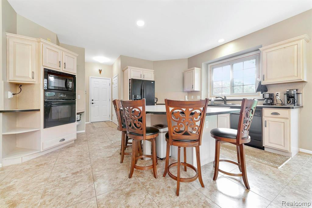 571 TERRACE Court, Canton, MI 48188 — Photo 38