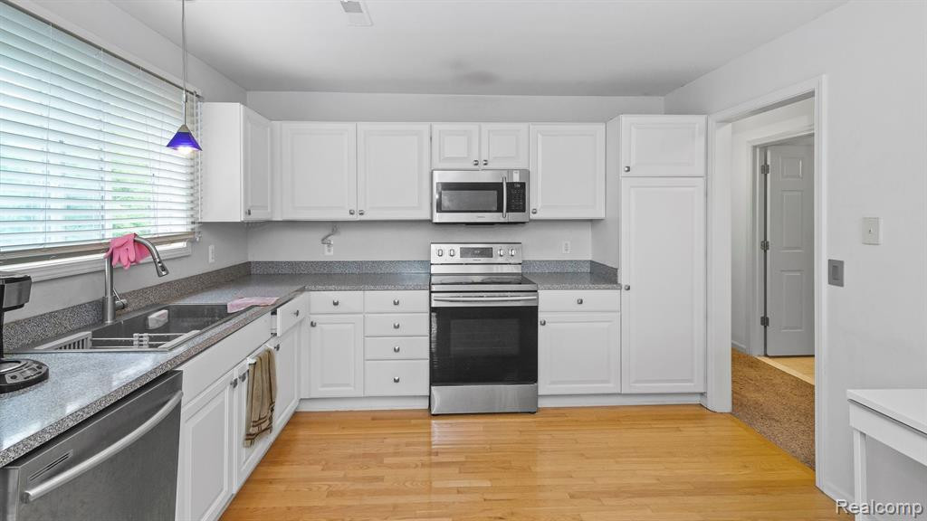 28305 CARLTON WAY Drive, Novi, MI 48377 — Photo 13