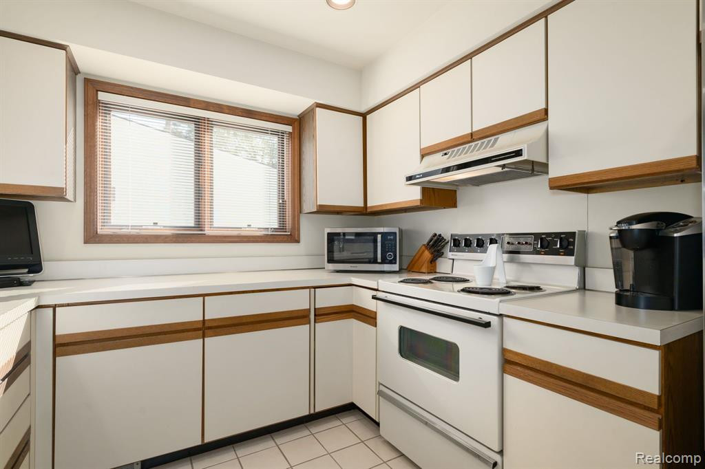 35262 Meadow Lane, Farmington Hills, MI 48335 — Photo 10