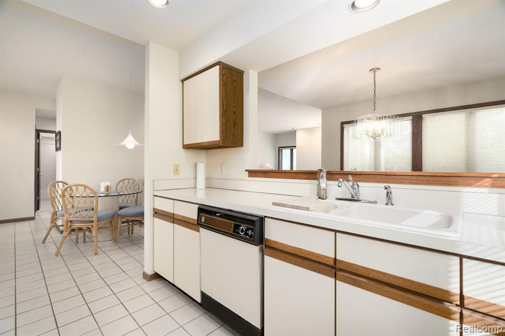 35262 Meadow Lane, Farmington Hills, MI 48335 — Photo 12