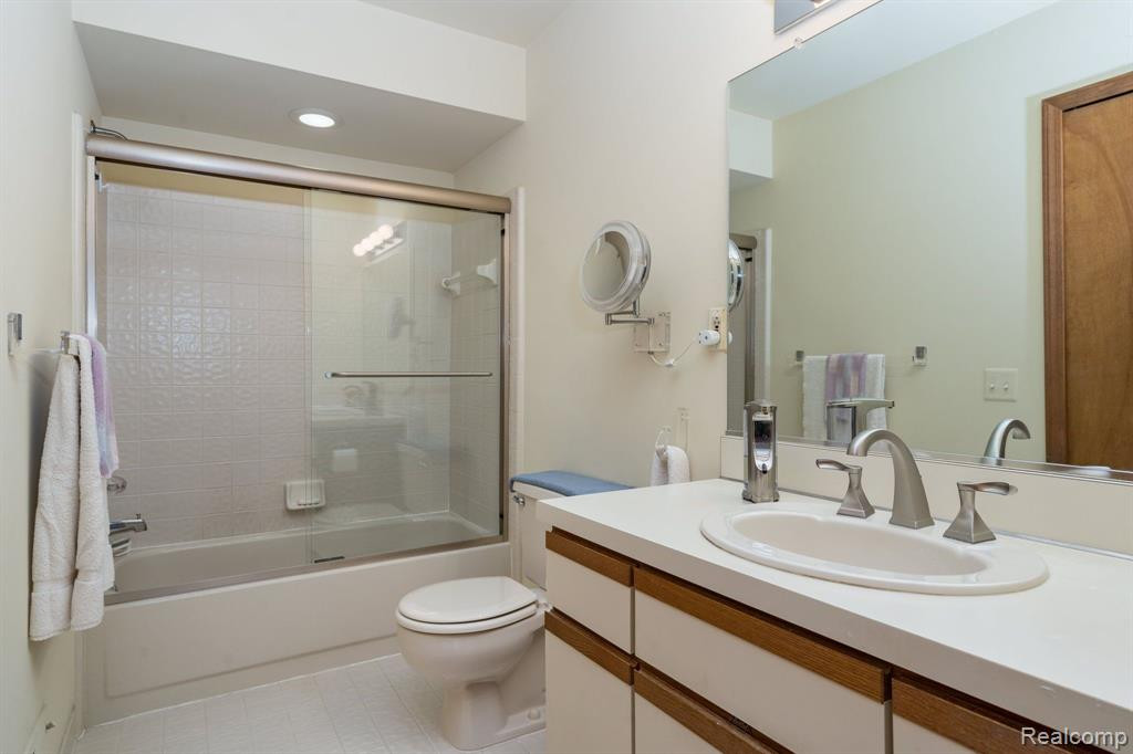 35262 Meadow Lane, Farmington Hills, MI 48335 — Photo 16
