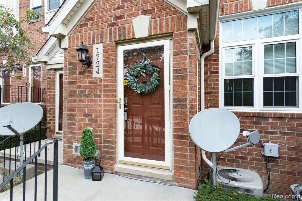 1724 CAMPAU FARMS Circle, 67-16, Detroit, MI 48207 — Photo 3