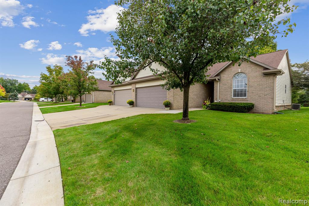 187 WINDING Brook, Walled Lake, MI 48390 — Photo 3