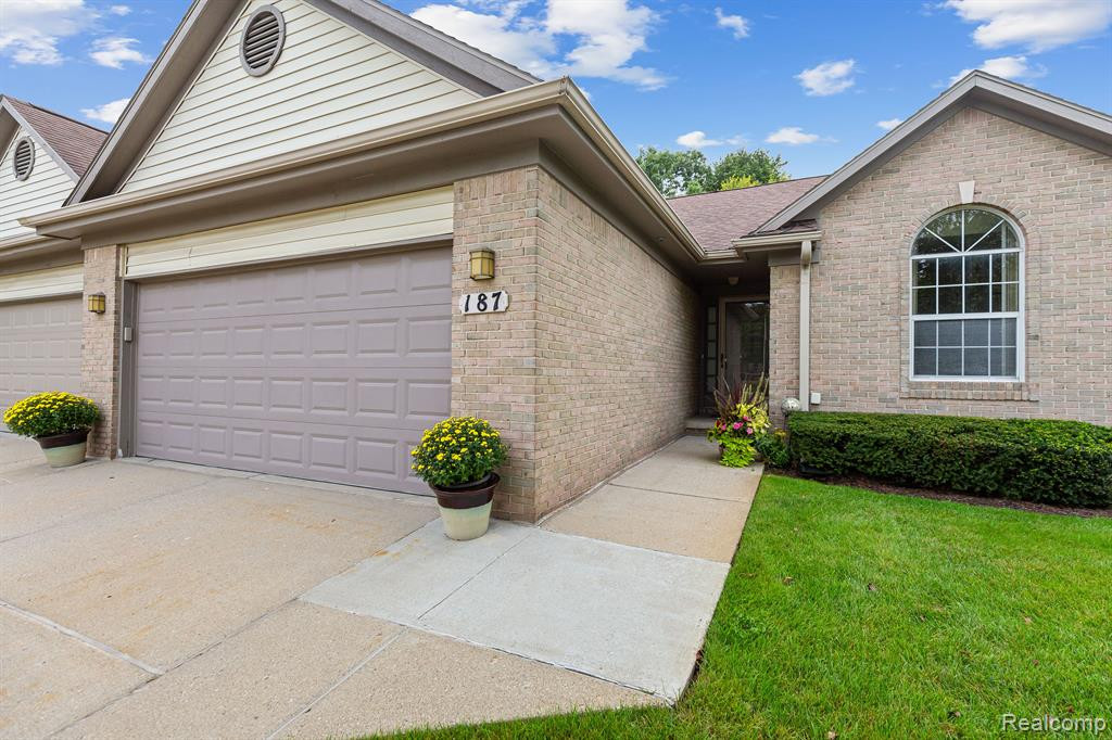 187 WINDING Brook, Walled Lake, MI 48390 — Photo 4