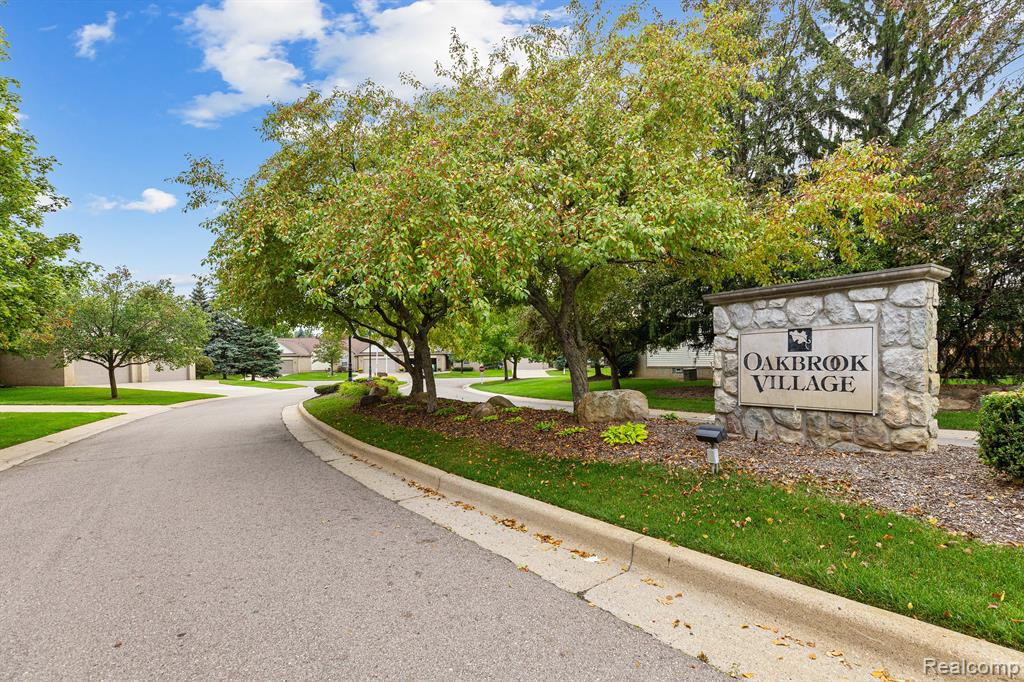 187 WINDING Brook, Walled Lake, MI 48390 — Photo 9