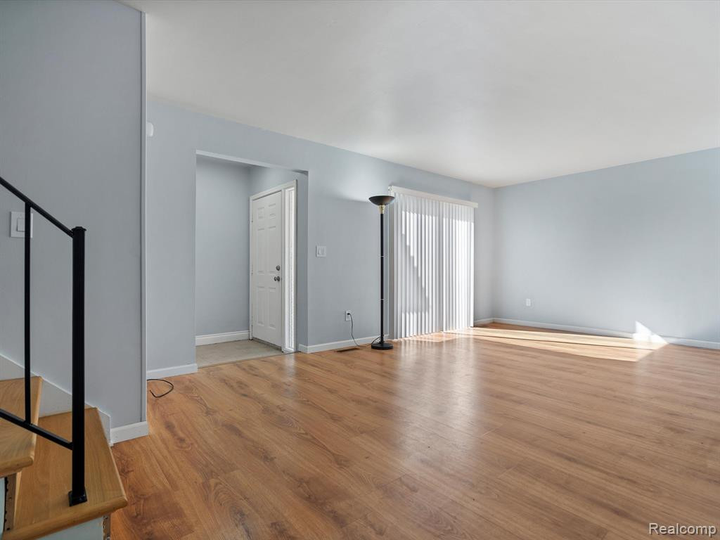 8665 WINCHESTER Drive, Sterling Heights, MI 48313 — Photo 4